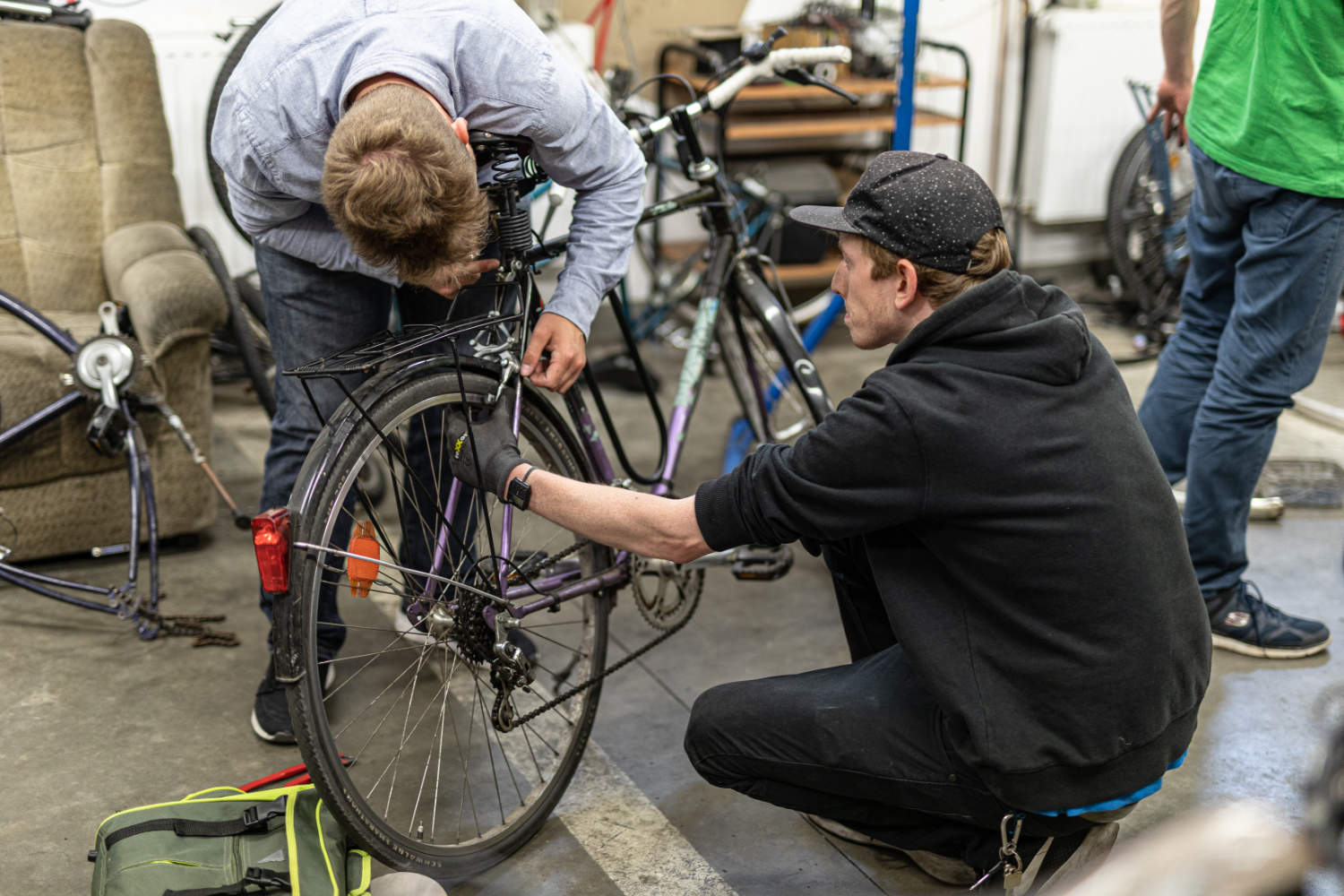 Ein Fahrrad wird in der Fahrradwerkstatt reparier